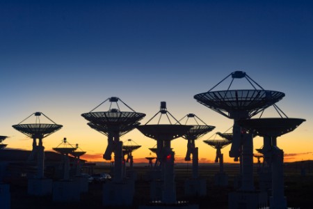 
            Antenas de observatório ao pôr do sol
        