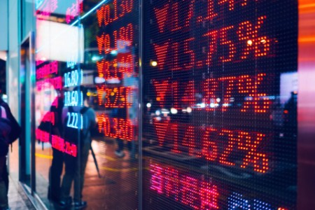 placa de ecrã de exibição de mercado bolsista mostrando situação de queda de preços