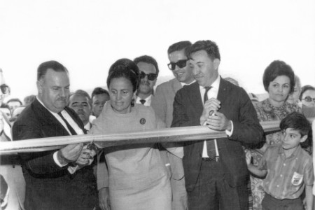 Foto mostra a família Moura cortando a fita para inaugurar sua nova fábrica