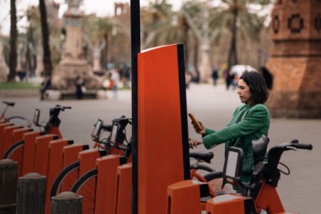 Mujer reservando una bicicleta