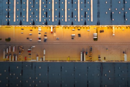 Vista aérea de los coches que esperan ser descargados en el almacén logístico