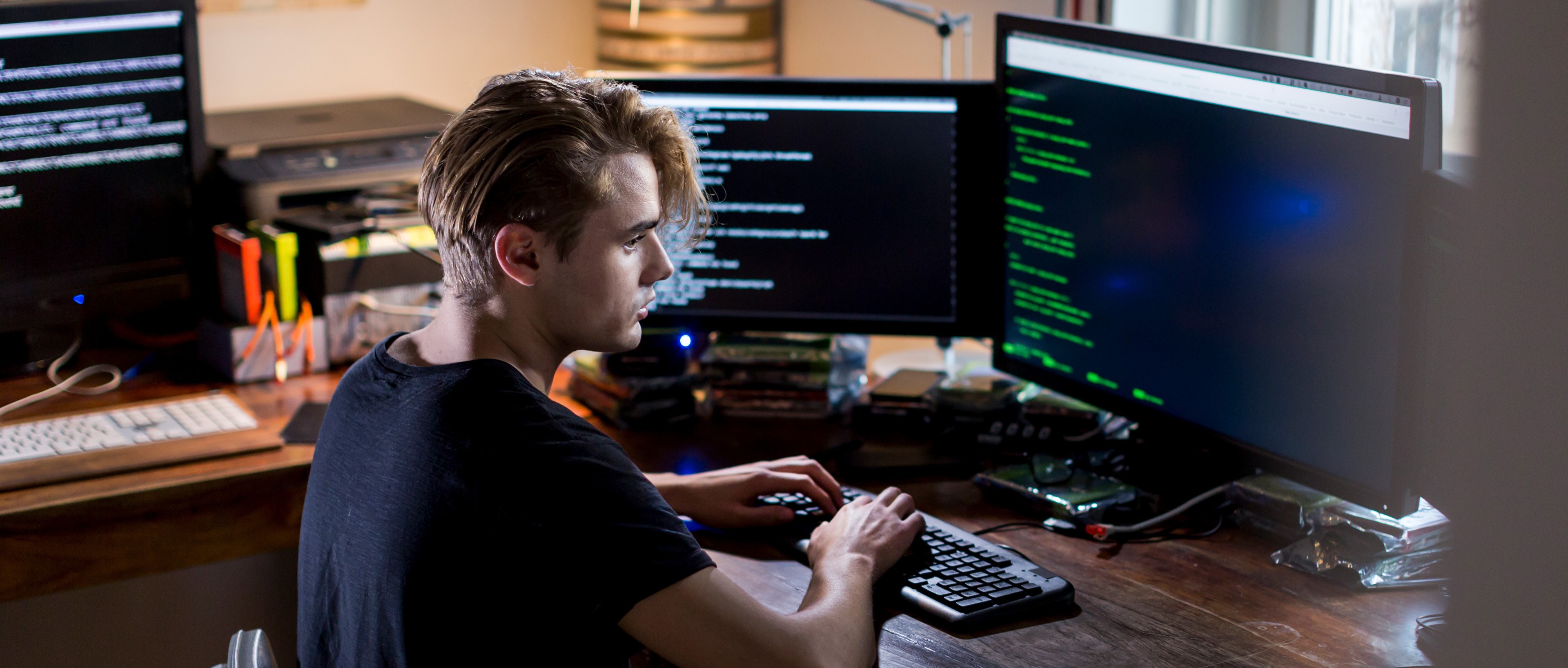 Estudiante está escribiendo y programando con su ordenador en casa