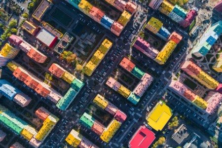 Paisaje urbano de edificios coloridos