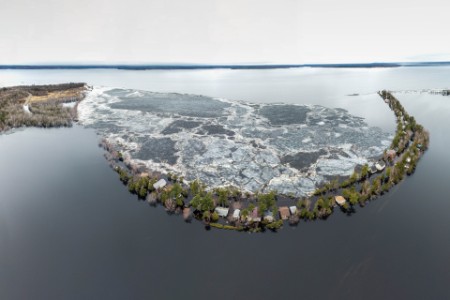 Chunks of ice threatens cottages on Grand Lake, Canada