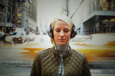 
            Ženska s slušalkami
        