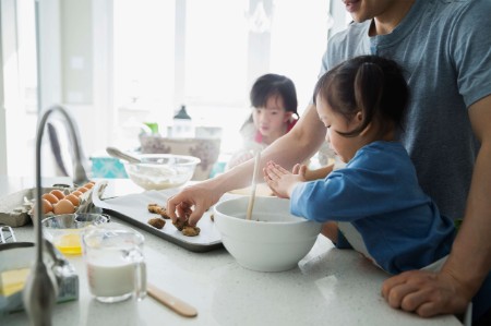 parent prepares food help young children
