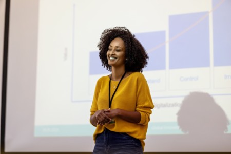 Una mujer emprendedora presenta sus ideas durante un seminario