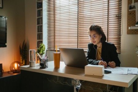 
            Mujeres de negocios usando computadora portátil en una videollamada trabajando de casa
        