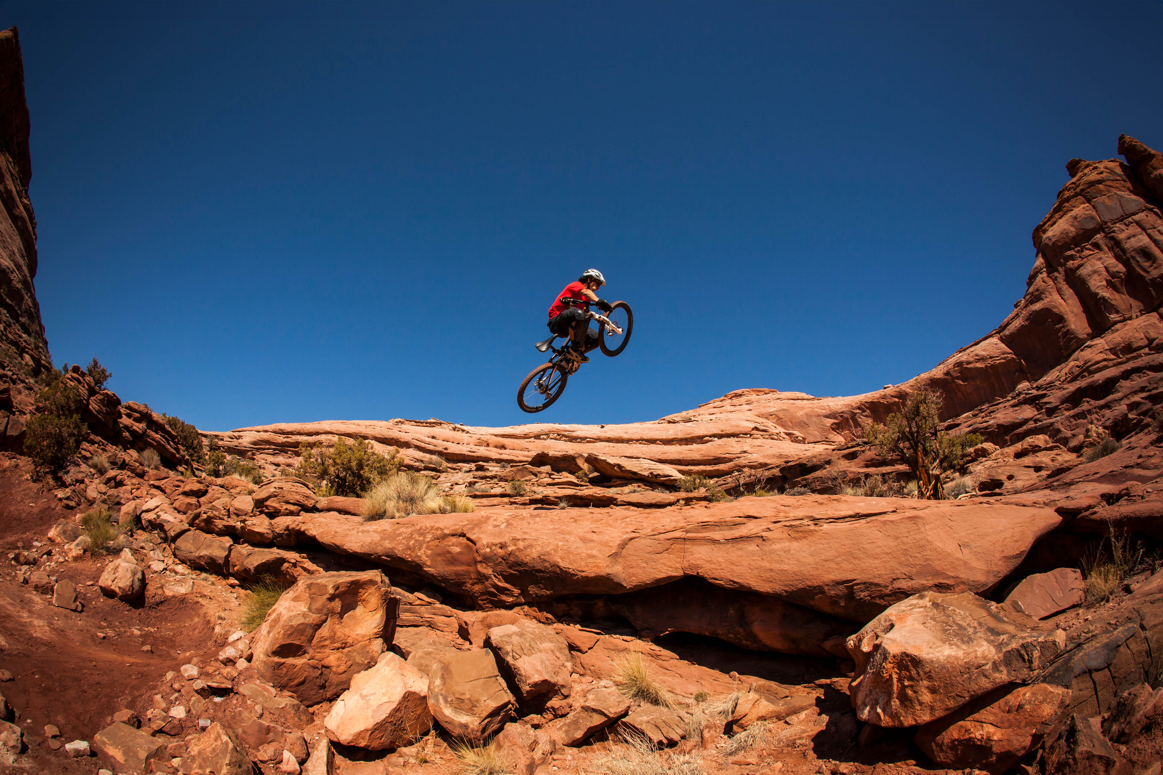 Ein Mann macht einen Sprung mit seinem Mountainbike in der Nähe von Moab, Utah.