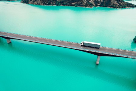 スペインのピレネー山脈にある青い湖に架かる橋
