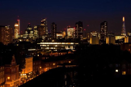 Imagen fija del marco de apertura de vídeo - skyline de la ciudad por la noche