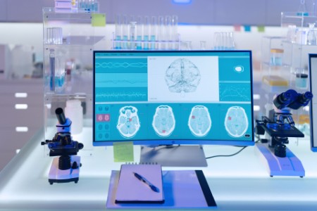 
            Hersengolfscan onderzoek op computerschermen in lab
        