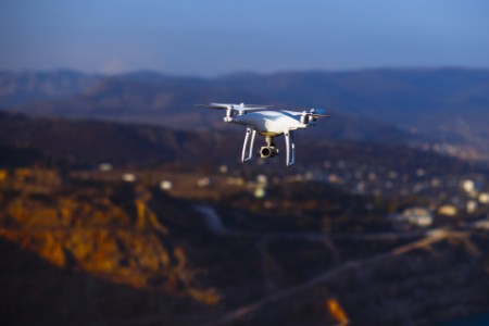 Drone volando sobre una mina a cielo abierto