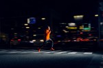 Japoński biegacz biega prze ulice Tokio