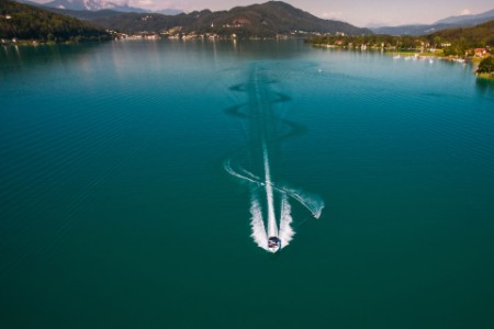 
            Barco a motor con esquiador acuático
        