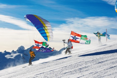 Esquiadores en una montaña cubierta de nieve vistiendo ropa BOGNER