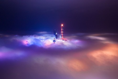 Shanghai con niebla por la noche