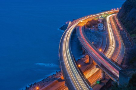 上空から見た高速道路のジャンクション建築物のコンセプトに関連した形状の道路橋上から見た景色都市。バンコクの夜景。静岡（日本）