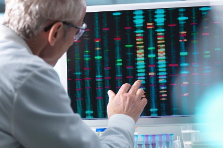 Cientista médico comparando cadeias de DNA