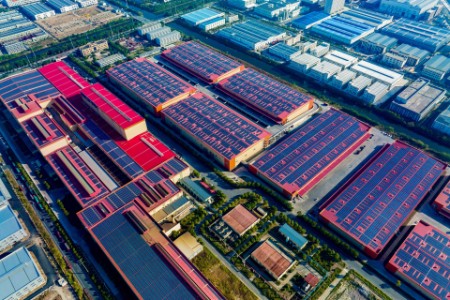 Sistema solar colorido no telhado da fábrica da indústria