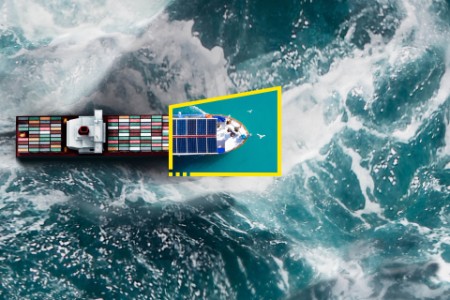 Barco con contenedores y paneles solares en un mar tormentoso