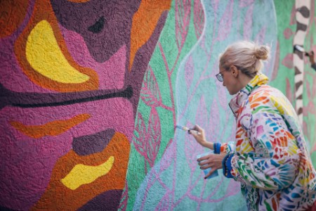 壁に絵を描く女性アーティスト