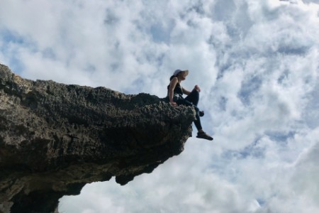 ローアングルから捉えた岩の上の女性