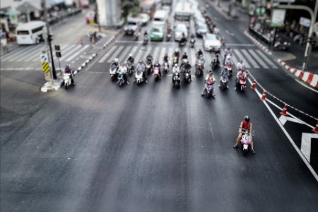 Des scooters arrêtés aux feux de signalisation à Bangkok
