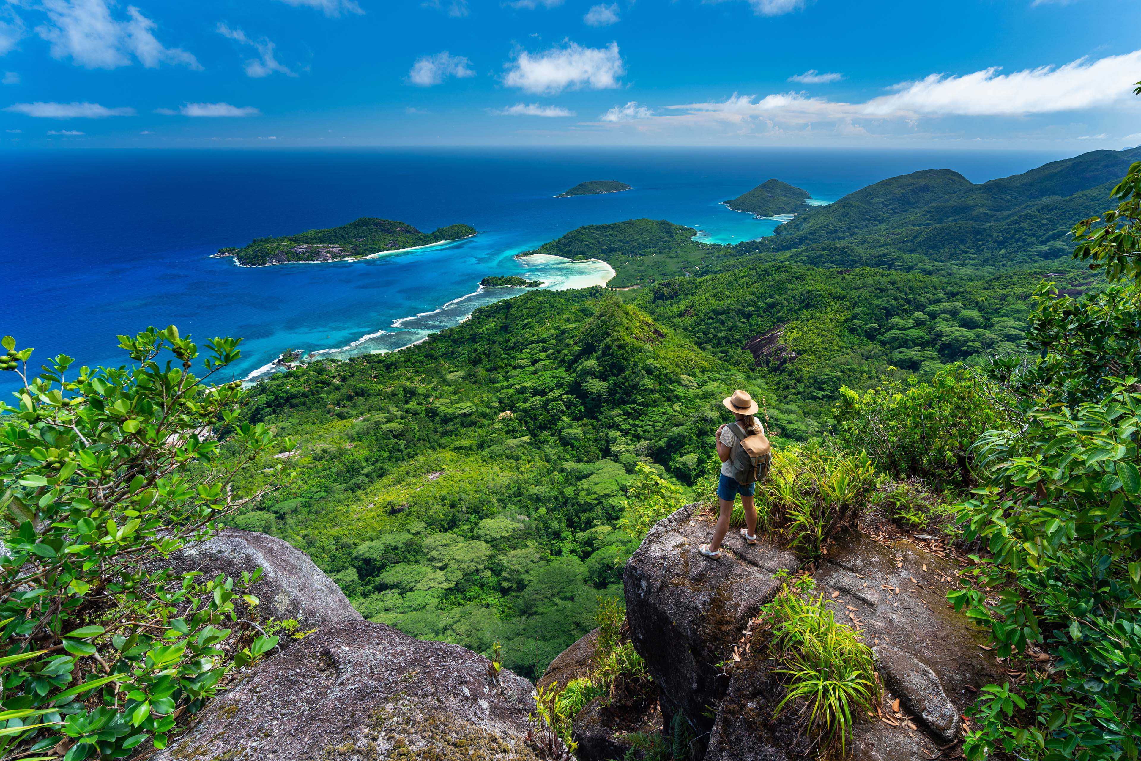 
            Viajante sozinho no alto da ilha tropical
        