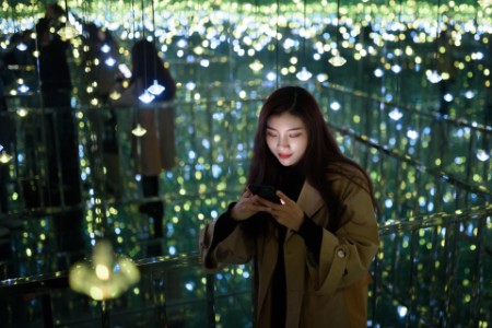 デジタルタブレットを使う若いアジア系女性