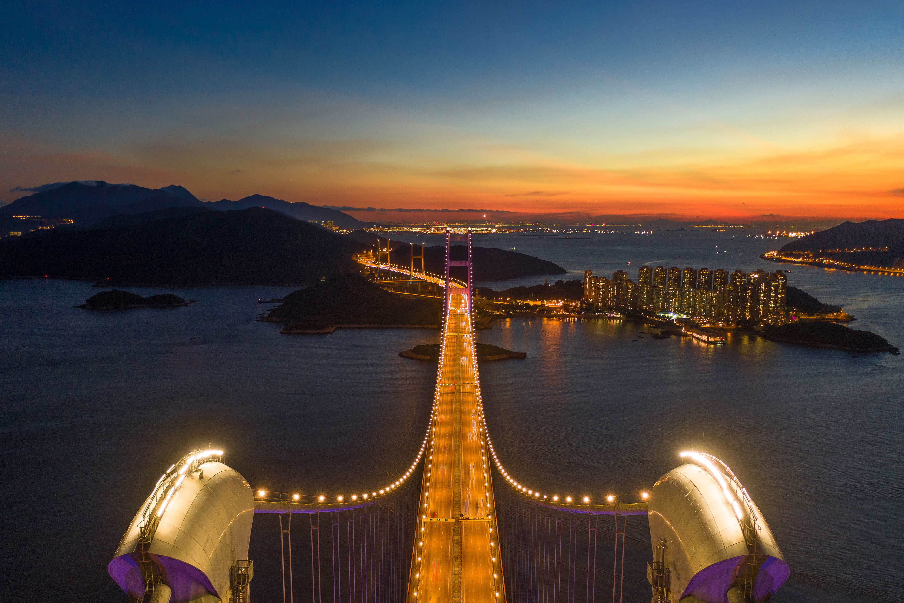Tsing ma brug tijdens zonsondergang