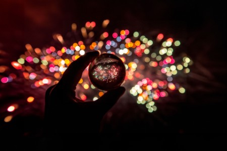 fogos de artifício vistos através de uma bola de cristal