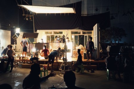 Silhouette de gens travaillant dans un grand studio de production