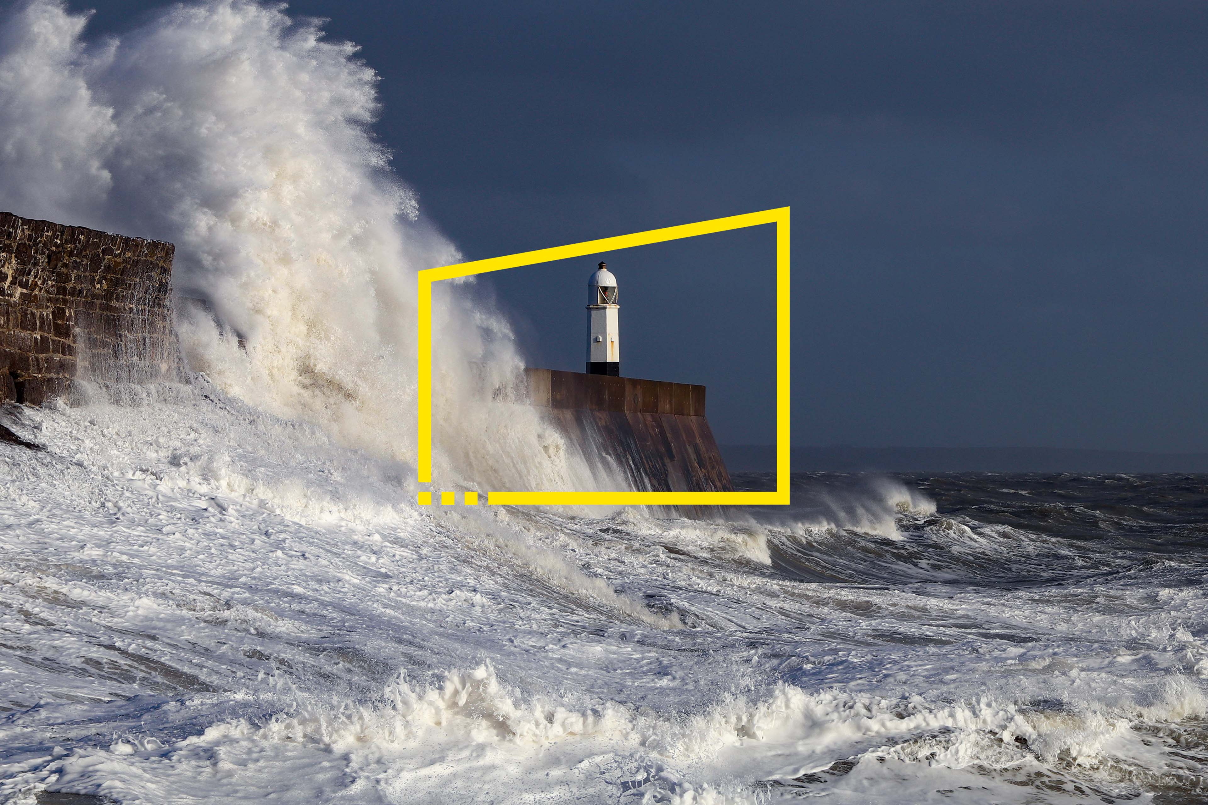 Storm-freya-hitting-porthcawl-lighthouse