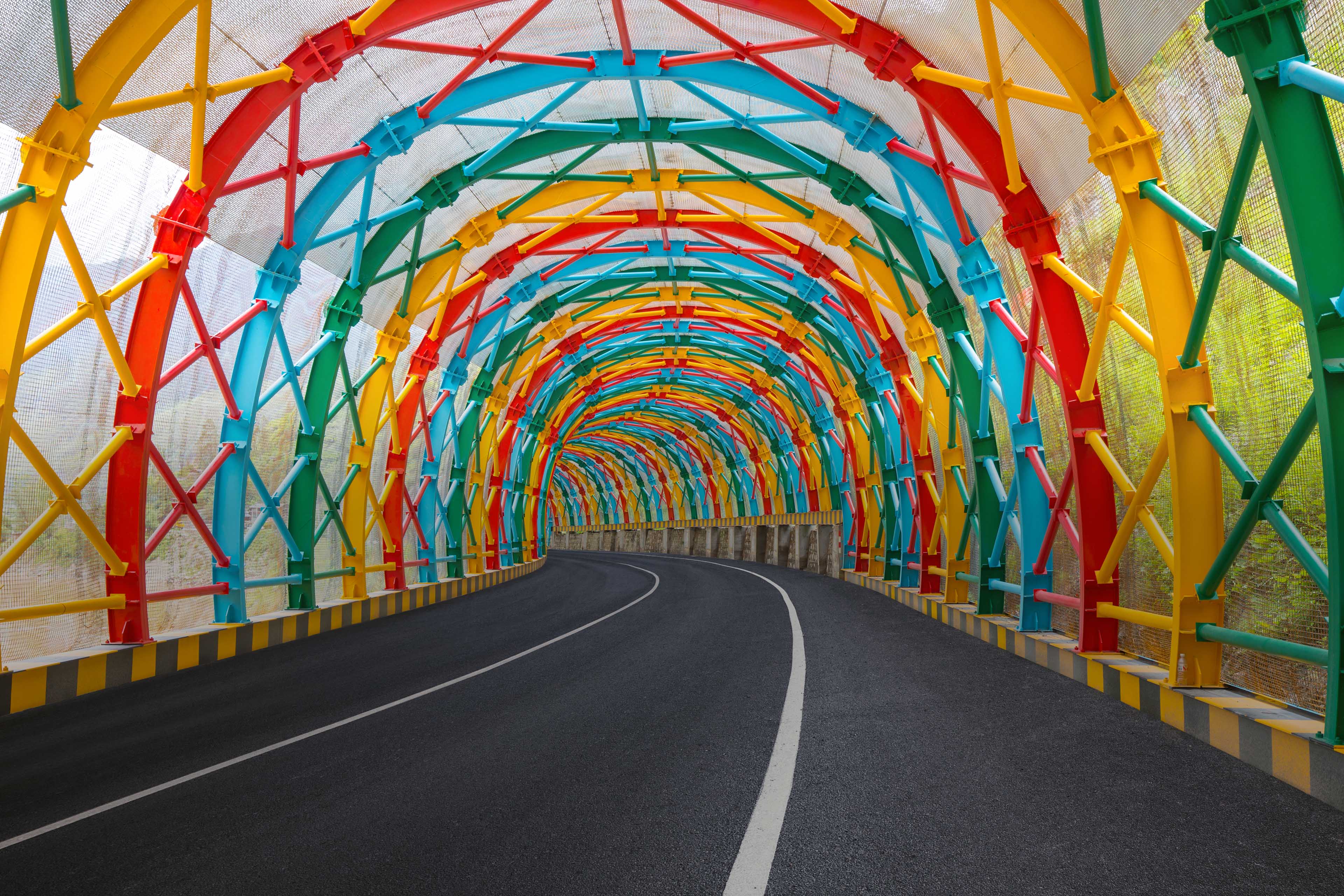 Autopista con decoración d arcoíris