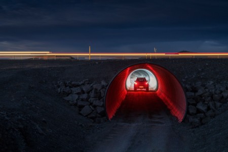 SUV dirigindo por um pequeno túnel