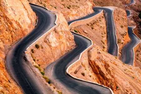 
            Carretera sinuosa y rocosa de las montañas de Atlas Marruecos
        