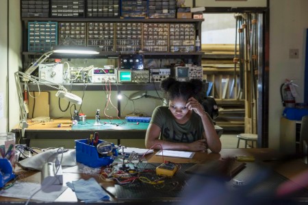 Engenheira eletrónica a trabalhar numa oficina com tablet digital