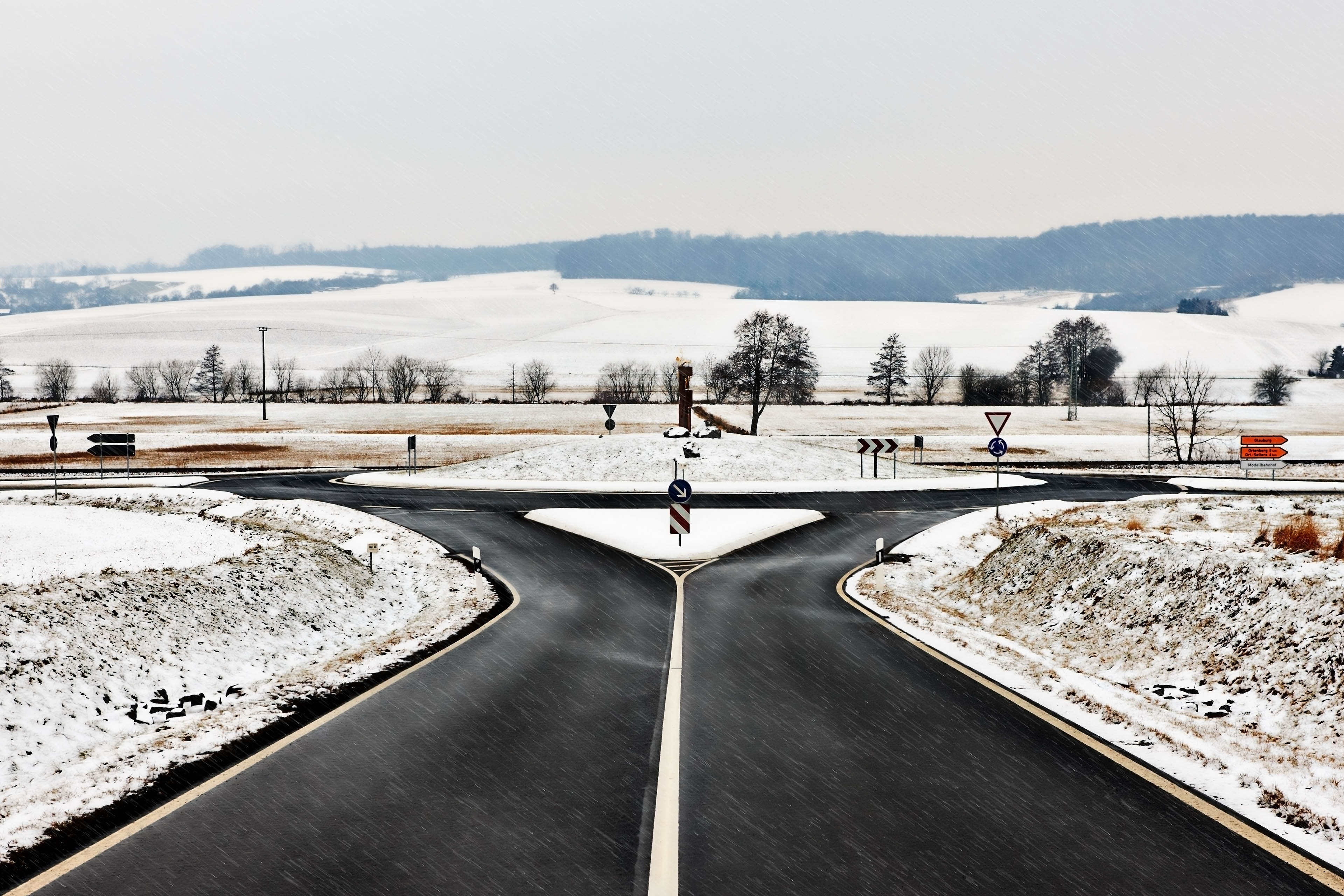 Estrada e rotunda na neve