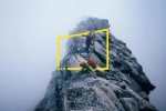 Due alpinisti nebbia di montagna