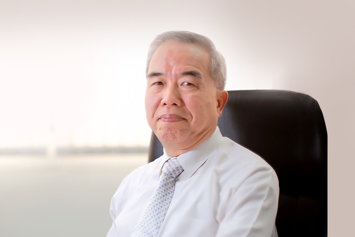 
            Retrato fotográfico del Dr. Houng Sun
        