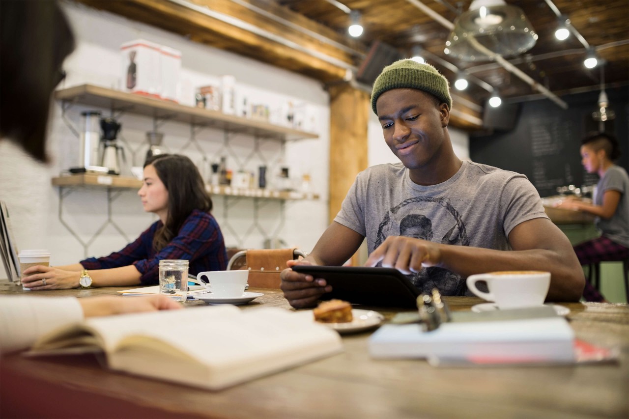 Contingent workers in a coffee shop