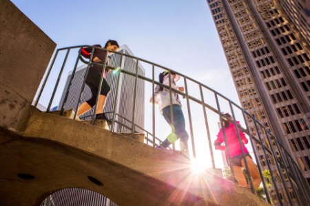Vista de ángulo bajo de mujeres corriendo en escalera urbana