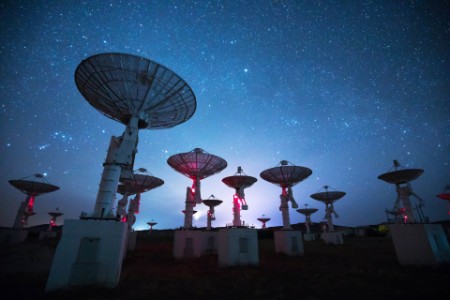 
            Radio telescopio de noche
        
