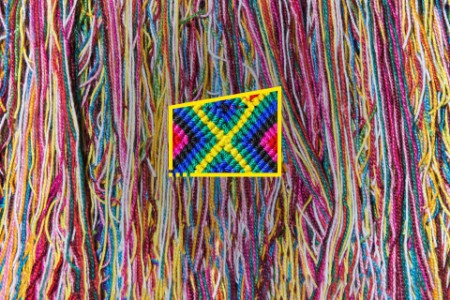 Trama de hilos de diferentes colores en un telar