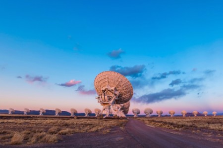 
            El radio telescopio Very Large Array en Nuevo México al atardecer
        