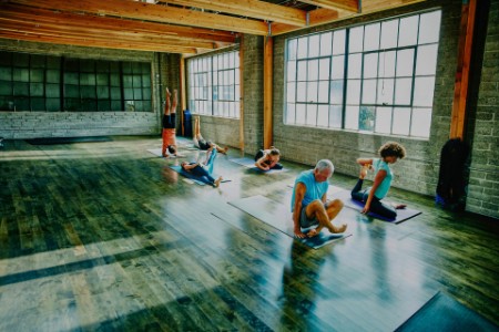 Estudiantes de yoga en varias poses durante la clase