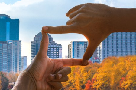 EY - Hand cropping view of city