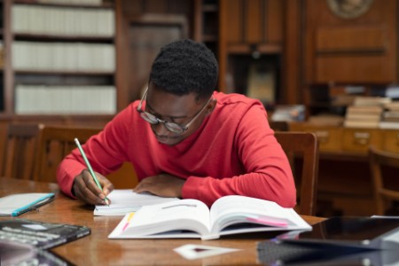 ey-student-in-library-studying