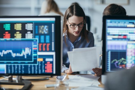 EY - Woman broker working with her colleague